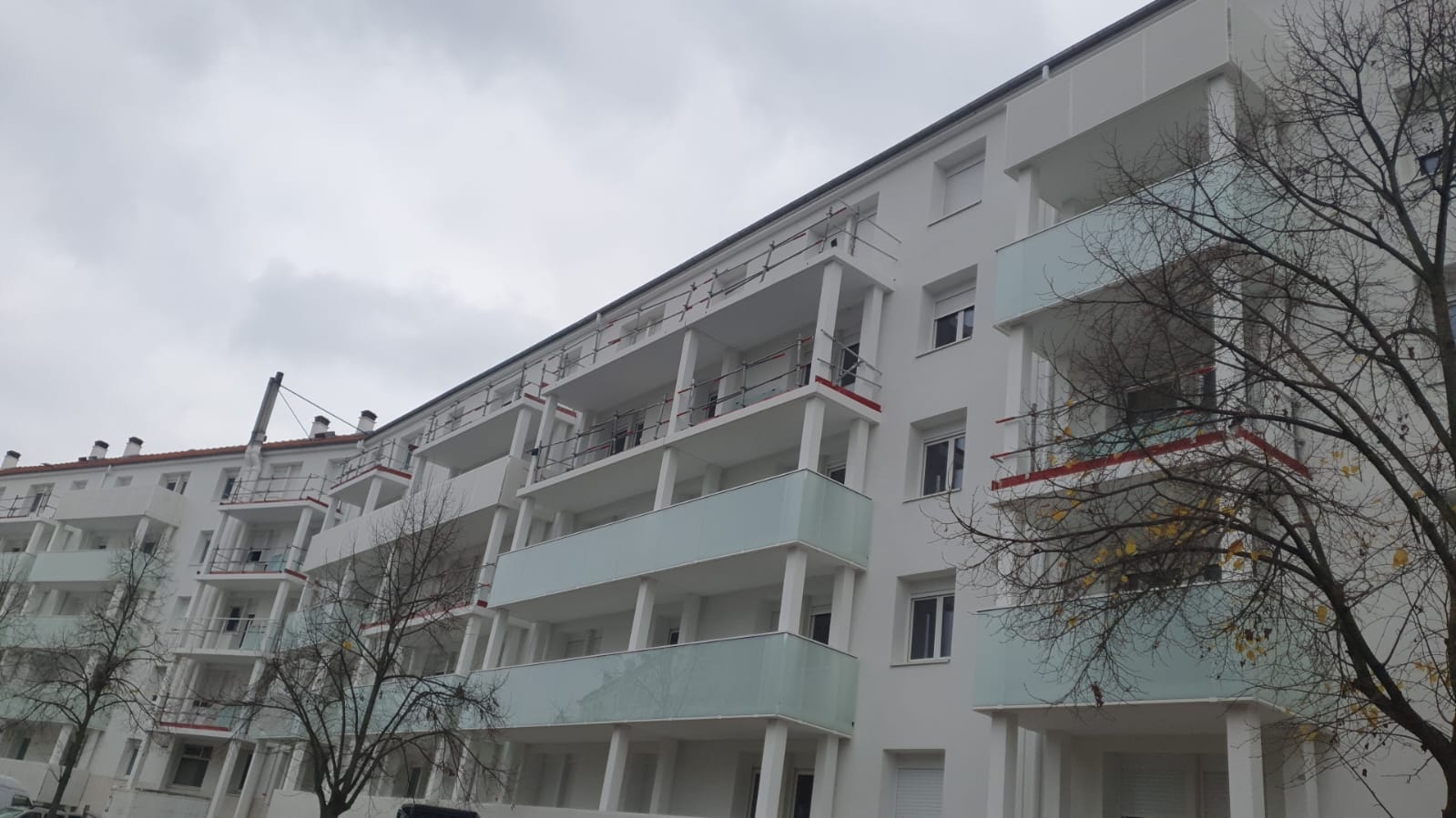 Façade en cours : balcons sécurisés, pose des nouveaux garde-corps en cours.