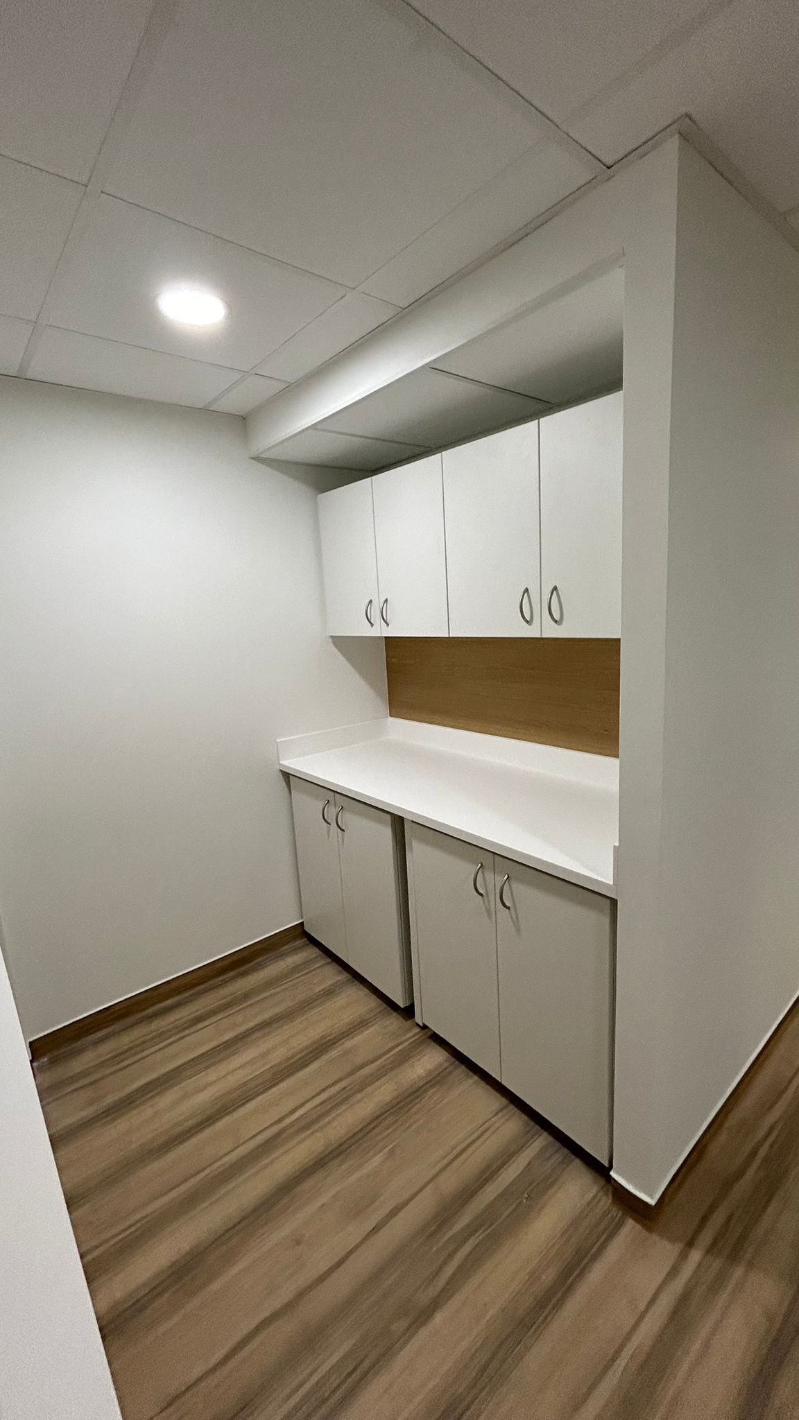 Office : meubles hauts et bas, plan de travail et crédence bois.