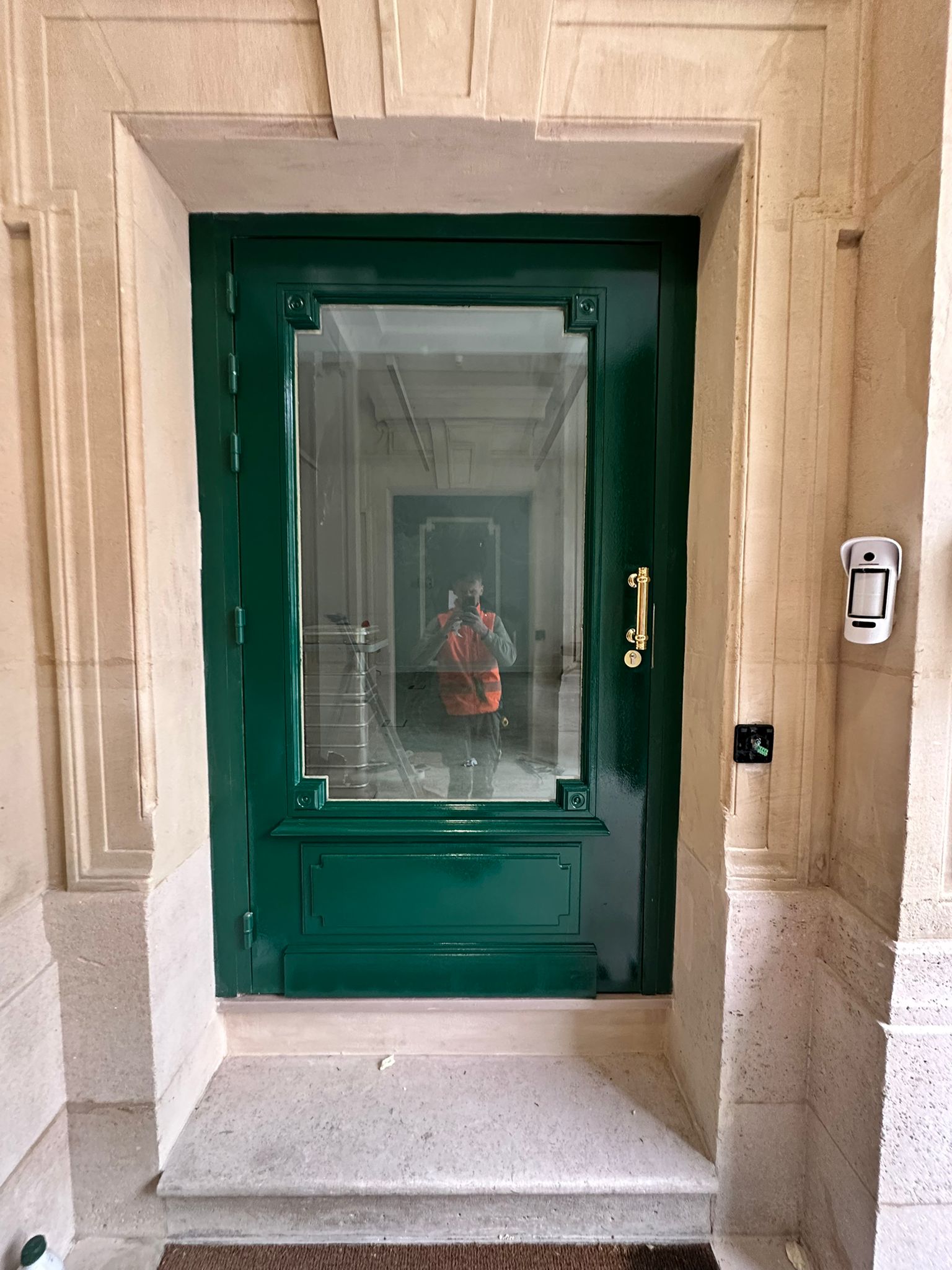 Bloc-porte EI60 sur mesure avec moulure, réalisé sur avis de chantier.