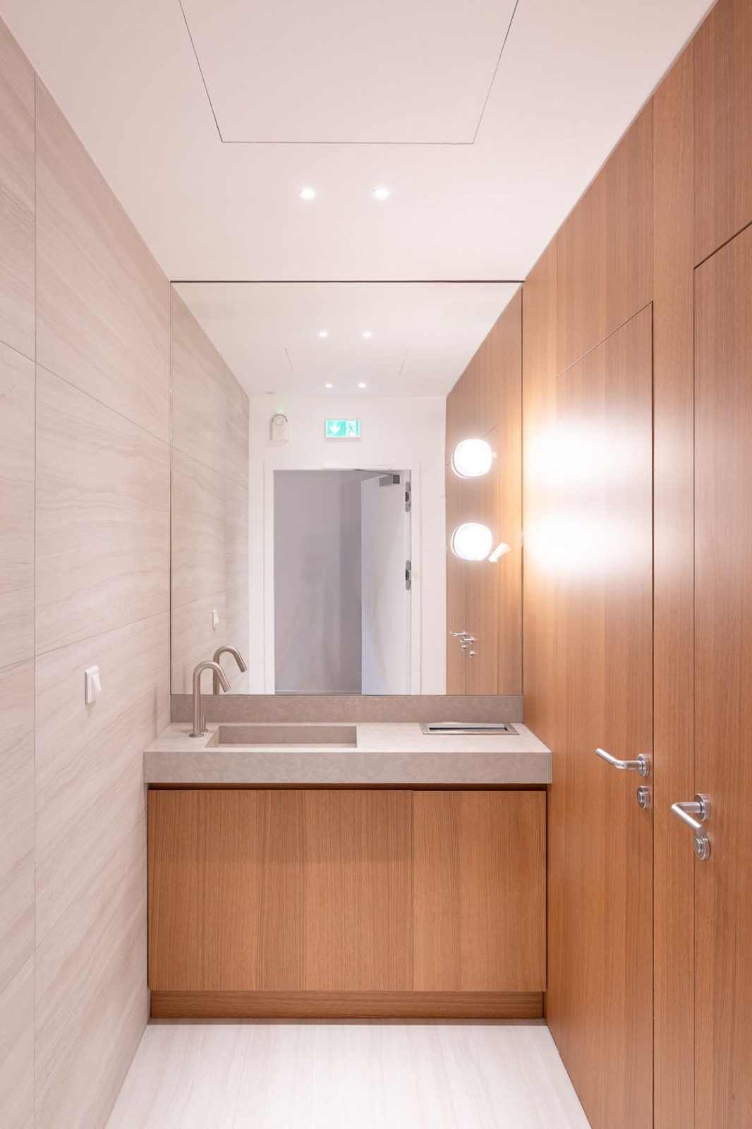 Pièce d'eau : habillage chêne, grand miroir et plan de pierre sur mesure.