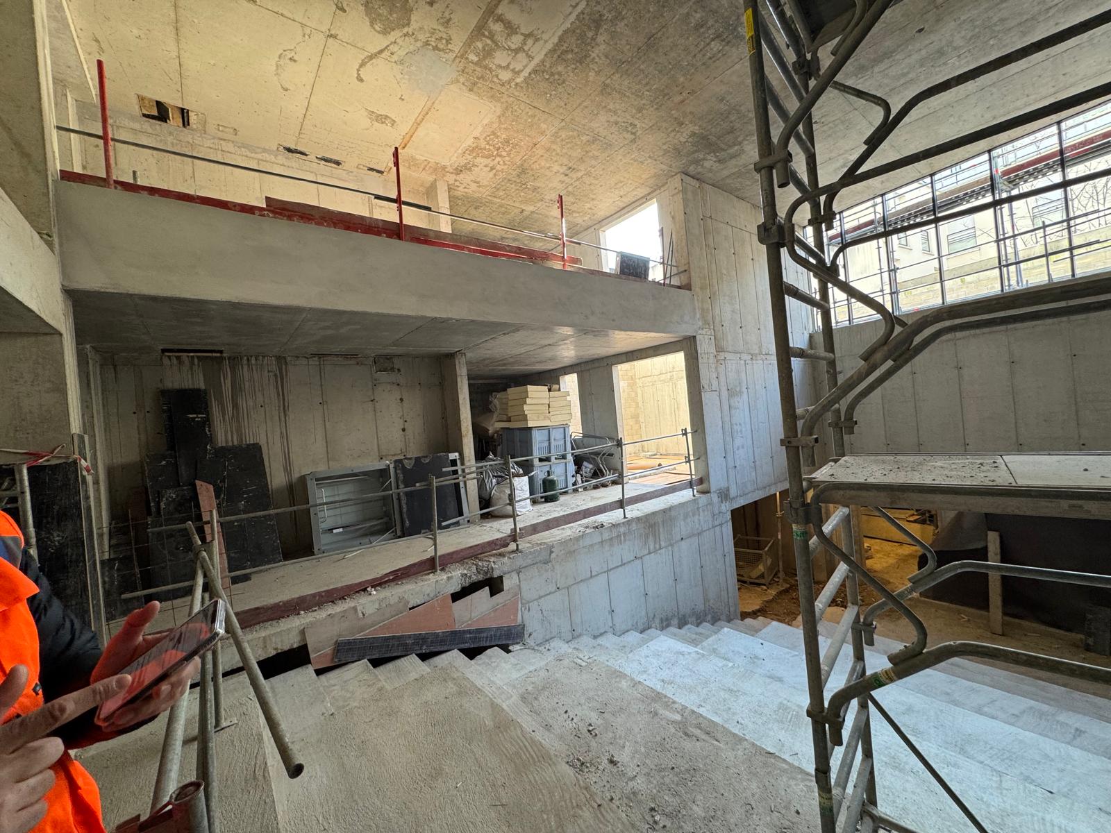 L'espace en béton brut, avant les habillages bois.