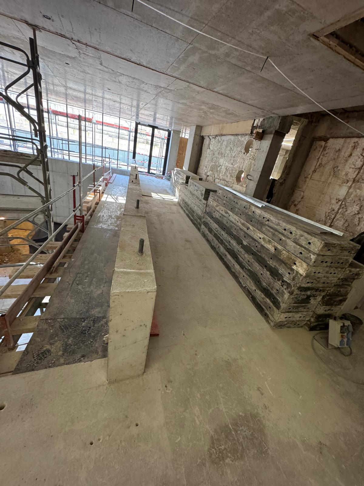 Les gradins en structure, en attente d'habillage.