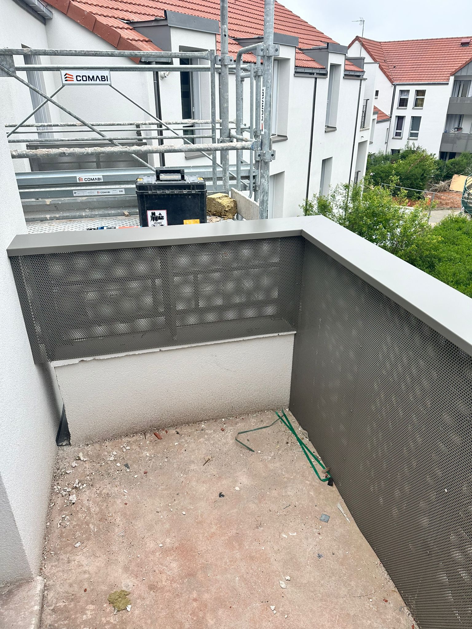 Garde-corps posés le long de la façade.